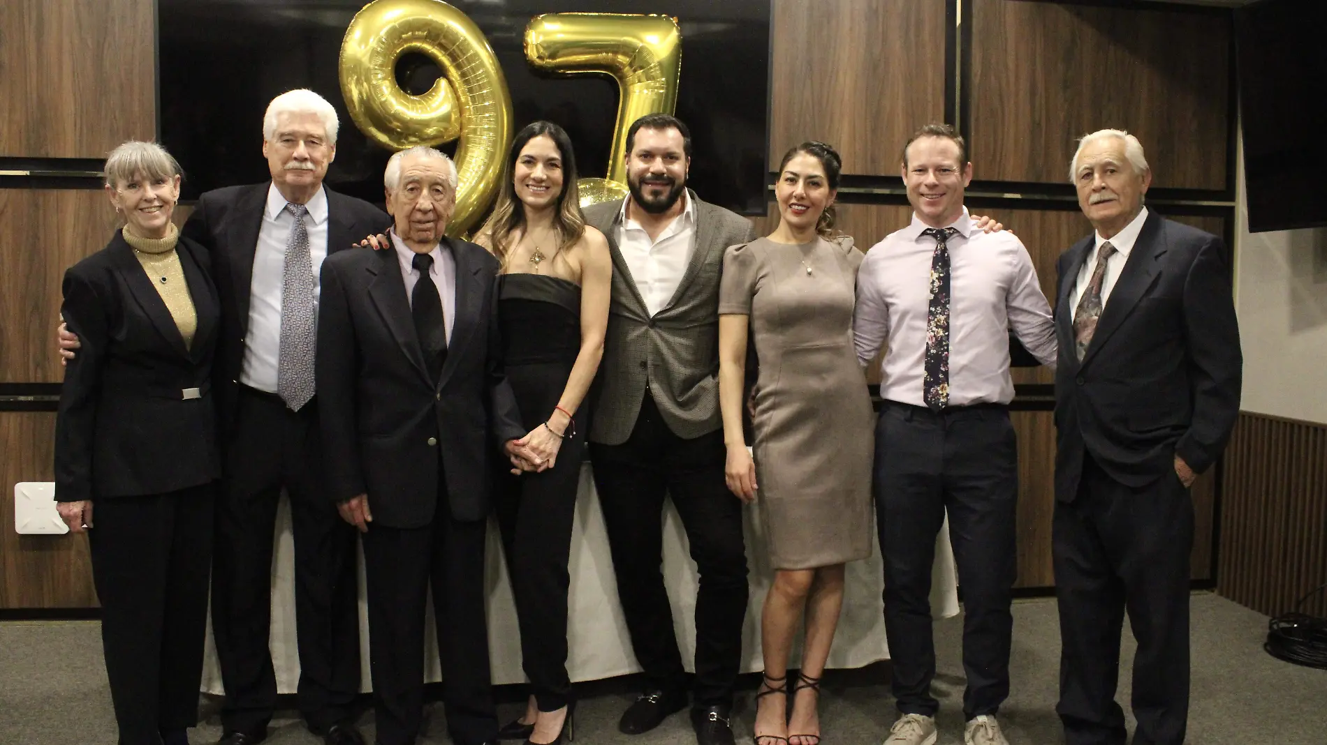 Jorge Rodríguez Pacheco con sus cuatro hijos, sus dos yernos y su nuera